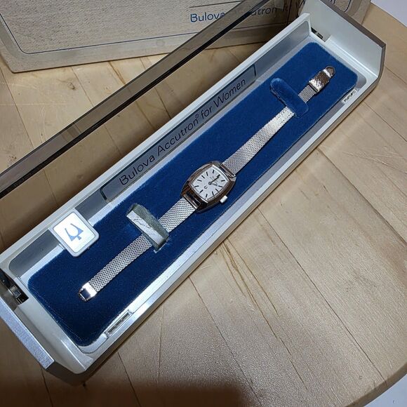 Vintage 1975 Bulova Accutron For Women With Original Case And Box *NOT RUNNING* - Picture 2 of 8